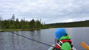 Kalassa Äkäslompolojärvellä